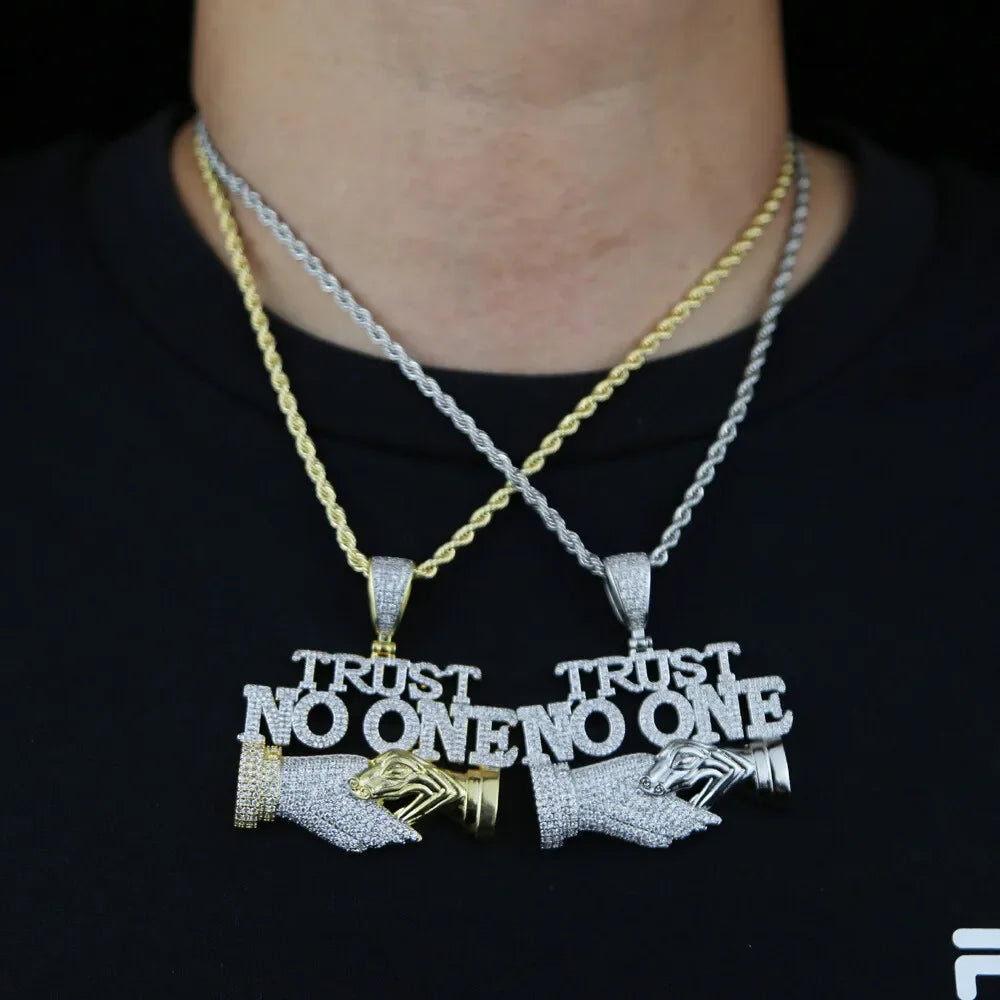 Collar Iced Out Trust No One (No confíes en nadie)